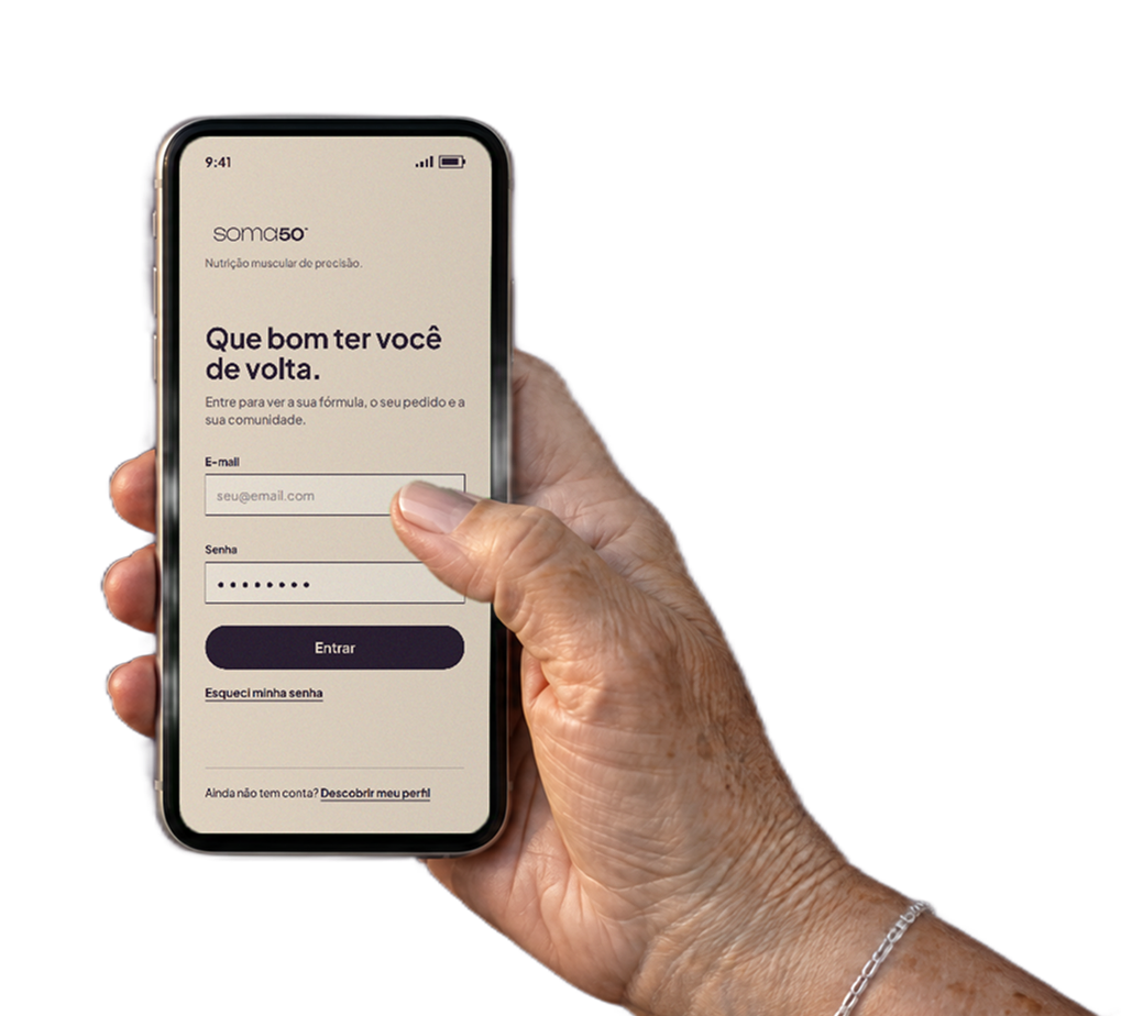 Mão segurando celular com o app SOMA50