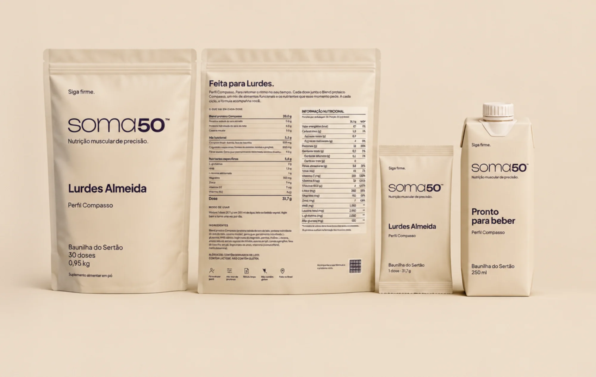 Linha completa SOMA50: pouch mensal com verso detalhado, sachê individual e embalagem pronta para beber, todos em tom creme com logo roxo.